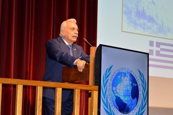 ΑΥΓΕΡΙΝΟΣ ΟΜΙΛΙΑ